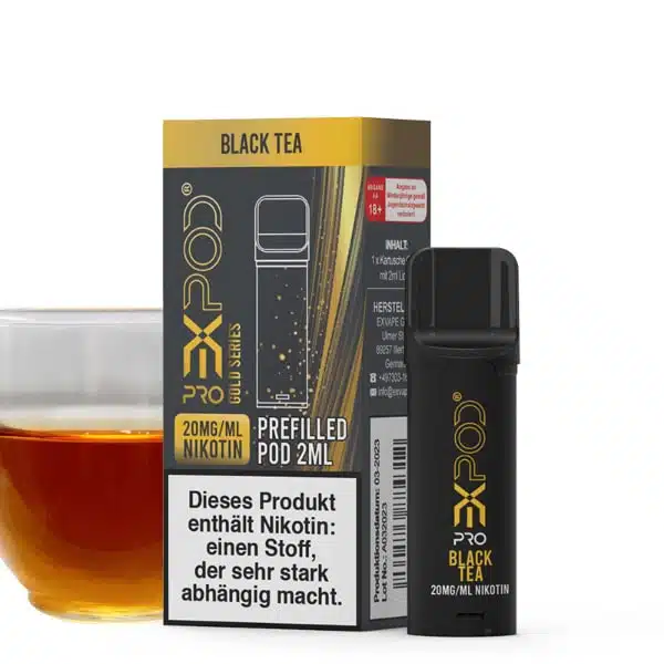 EXPOD Pro Pod Black Tea mit Verpackung und Glas schwarzem Tee im Hintergrund