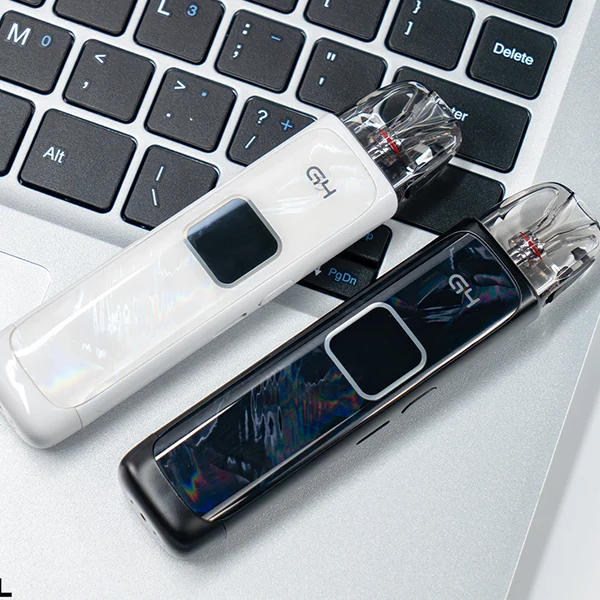 Uwell Caliburn G4 Pod Kit in Weiß und Schwarz auf Laptop-Tastatur