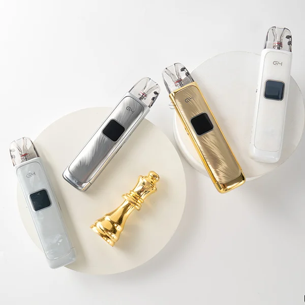 Uwell Caliburn G4 Pod Kit in mehreren Farben neben goldener Schachfigur
