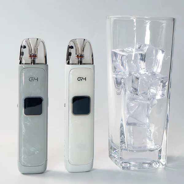 Uwell Caliburn G4 Pod Kit in Grau und Weiß neben einem Glas mit Eiswürfeln