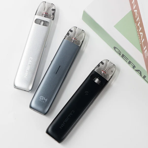 Uwell Caliburn G4 Mini Pod Kit in Silver, Grey und Black, liegend auf heller Unterlage