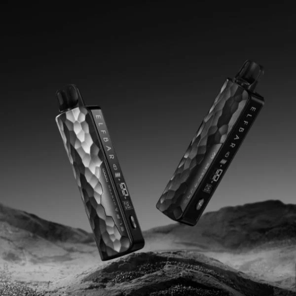 Zwei ElfBar ELFA Master Akkuträger Limited Edition in Steinoptik schweben über einer stilisierten Berglandschaft bei dunklem Hintergrund.