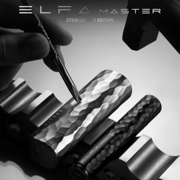 Nahaufnahme eines ELFA Master Akkuträgers in Steinoptik während der Gravur mit einem Werkzeug – Symbol für Handwerkskunst und Limitierung.