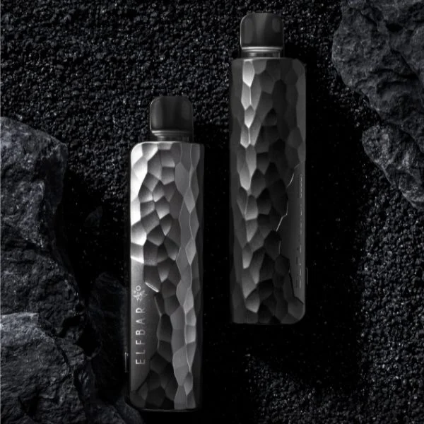 Zwei ElfBar ELFA Master Akkuträger Limited Edition in Steinoptik auf schwarzem vulkanischen Untergrund.