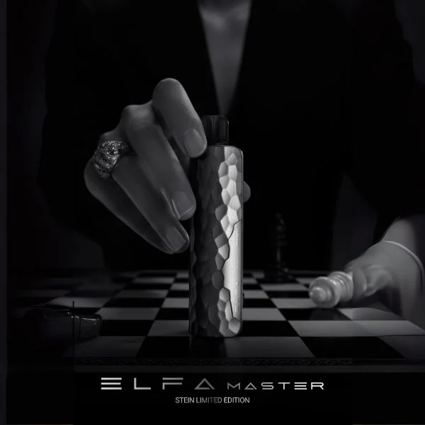 Person mit edlem Ring setzt den ElfBar ELFA Master Akkuträger auf ein Schachbrett – stilvoll inszeniert in Schwarzweiß.