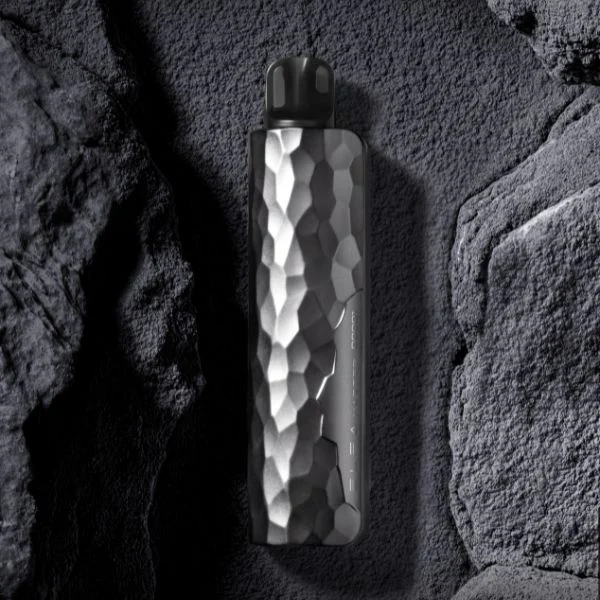 ElfBar ELFA Master Akkuträger Limited Edition (Steinoptik) auf natürlichem Steinuntergrund.